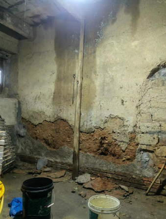 区笏石镇秀山村过山123号与20号,两户人口共同居住一座年久失修的泥土